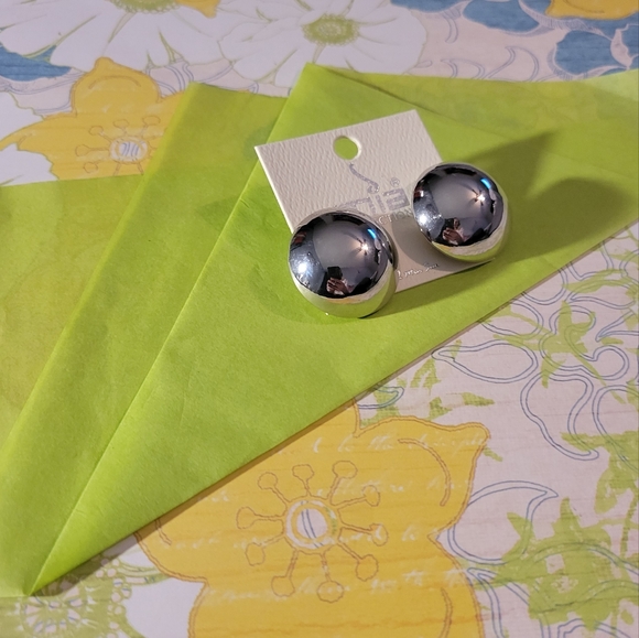 NWT Mia Collection Round, Silver Colored Earrings with post back. - Picture 1 of 4